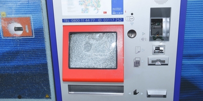 Dieser Billett-Automat neben Gleis 1 im Kaltbrunner Bahnhof wurde auf unbekannte Weise beschädigt.