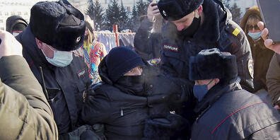 Die Polizei verhaftet einen Mann während eines Protestes gegen die Inhaftierung des Oppositionsführers Alexej Nawalny in Chabarowsk. Foto: Igor Volkov/AP/dpa
