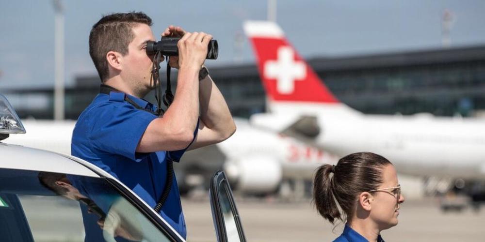 Die Kantonspolizei Zürich hat am Donnerstagvormittag im Flughafen Zürich einen Mann verhaftet, der Kokain in einem Rucksack mitgeführt hatte. (Archivbild)