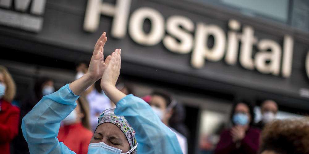 Mitarbeiter des Gesundheitswesens protestieren vor dem Krankenhaus La Paz in Madrid gegen Pläne der Madrider Behörden, das Personal zu zwingen, in andere Krankenhäuser umzuziehen. Foto: Manu Fernandez/AP/dpa