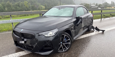 Nach einer Schleuderpartie wegen Aquaplanings, einer Kollision mit der Leitplanke und Drehungen kam das Auto halb auf dem A3-Pannenstreifen zum Stillstand.