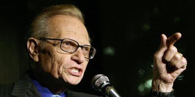 ARCHIV - Talkshow-Veteran Larry King spricht zu den Gästen einer Party, die von CNN veranstaltet wurde. Foto: Stuart Ramson/AP/dpa