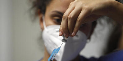 Eine Krankenschwester bereitet eine Impfung von Pfizer-BioNtech gegen Covid-19 vor. Foto: Isaac Buj/EUROPA PRESS/dpa