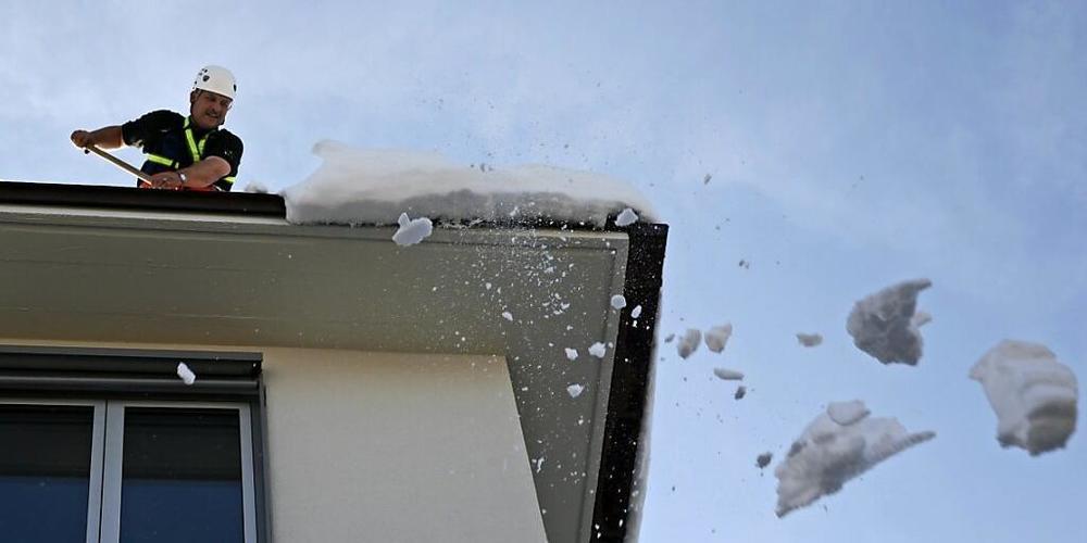 Hauseigentümer sind verpflichtet, Dachlawinen zu verhindern. Im Bild ein gesicherter Feuerwehrmann im März 2006 in Zürich. (Archivbild)