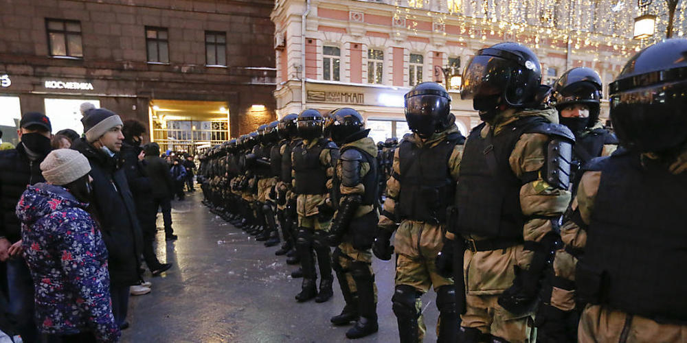 Polizisten sperren während eines Protestes gegen die Inhaftierung des Oppositionsführers Nawalny eine Straße. Foto: Alexander Zemlianichenko Jr/AP/dpa