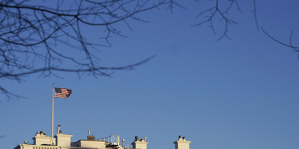 Die untergehende Sonne fällt auf das Weiße Haus. Foto: Patrick Semansky/AP/dpa