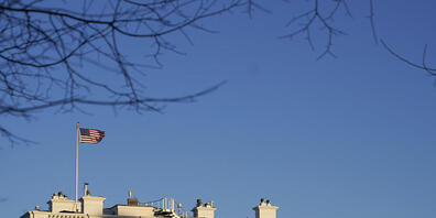 Die untergehende Sonne fällt auf das Weiße Haus. Foto: Patrick Semansky/AP/dpa