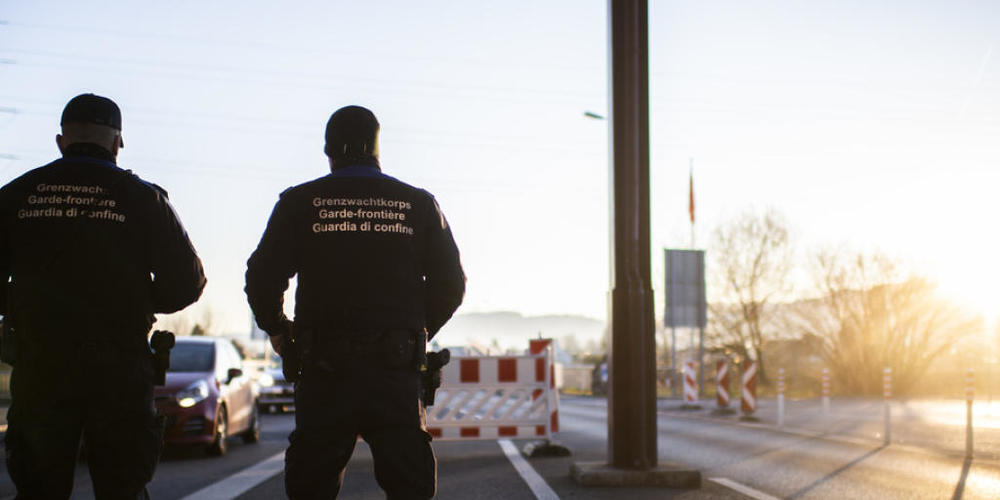 Schweizer Grenzwächter bei der Arbeit - sechs Parteichefs haben den Bundesrat in einem gemeinsamen Brief gebeten, wegen der Corona-Pandemie ein "umfassendes Grenz- und Testsystem" einzuführen. (Archivbild)