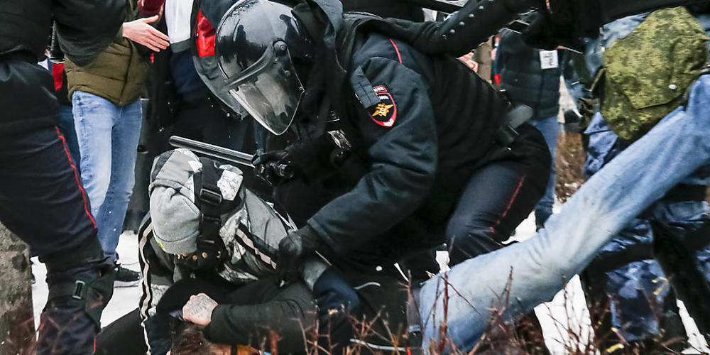 Die Polizei verhaftet einen Demonstranten während eines Protestes gegen die Inhaftierung des Oppositionsführers Nawalny in Moskau. Foto: Alexander Zemlianichenko/AP/dpa