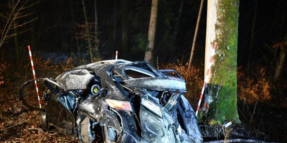 Das Auto wurde bei dem Unfall total zerstört.