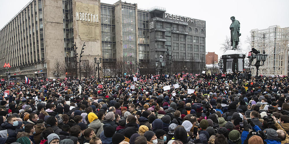 Zahlreiche Menschen versammeln sich auf dem Puschkin-Platz in Mokau während eines Protestes gegen die Inhaftierung des Oppositionsführers Nawalny. Foto: Pavel Golovkin/AP/dpa