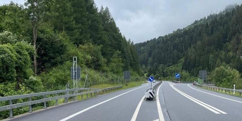 Die 71-jährige Italienerin geriet mit ihrem Auto vor der Mittelleitplanke auf die einspurige Gegenfahrbahn der San-Bernardino-Autostrasse.