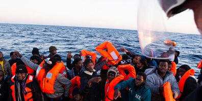 HANDOUT - Migranten werden vom Seenotrettungsschiff «Ocean Viking» gerettet. Foto: Fabian Mondl/SOS MEDITERRANEE/dpa - ACHTUNG: Nur zur redaktionellen Verwendung im Zusammenhang mit der aktuellen Berichterstattung und nur mit vollständiger Nennung...