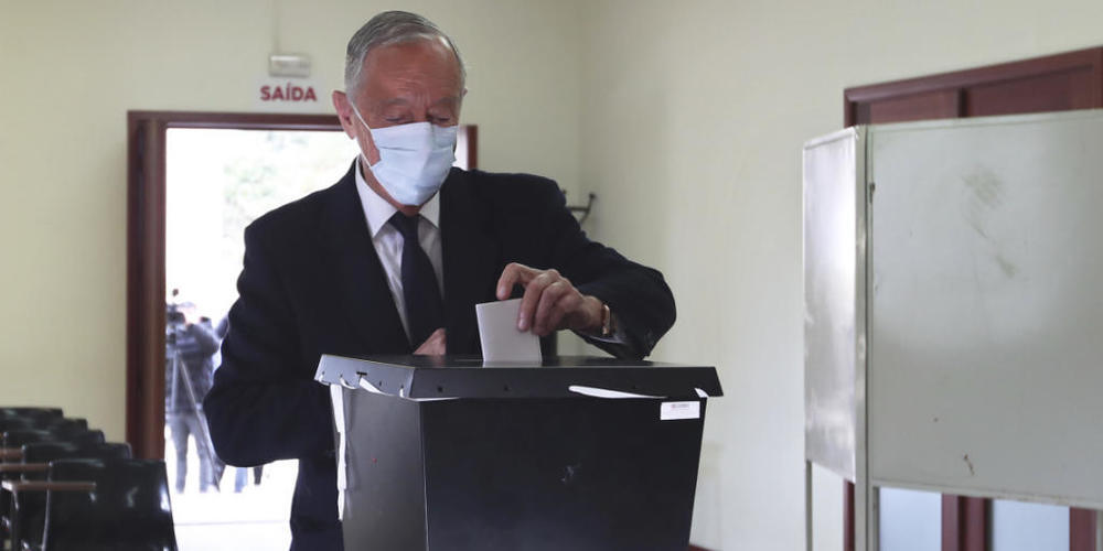 Marcelo Rebelo de Sousa (PSD), Präsident von Portugal, gibt seinen Stimmzettel in einem Wahllokal ab. Foto: Luis Vieira/AP/dpa