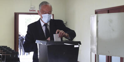 Marcelo Rebelo de Sousa (PSD), Präsident von Portugal, gibt seinen Stimmzettel in einem Wahllokal ab. Foto: Luis Vieira/AP/dpa