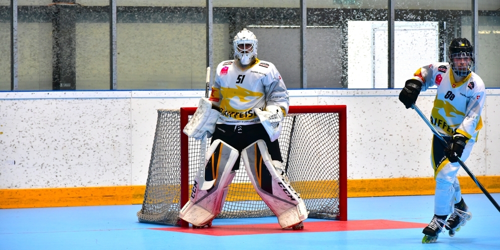 Schaffte den Klassenerhalt in der National League des Inlinehockeys: der ihcSF Linth mit Torhüter Jan Ribak (l.). (Archivbild)