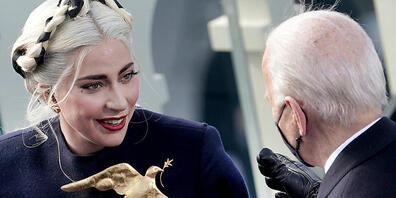dpatopbilder - Lady Gaga mit goldener Friedenstaube  bei der Amtseinführung von Joe Biden im Kapitol. Foto: Greg Nash/AP/dpa