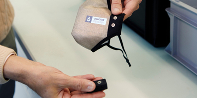 Tötet Viren: Die neu entwickelte Maske besteht aus einem mehrlagigen Stoff, Elektroden und einer Batterie. (Bild: zvg)