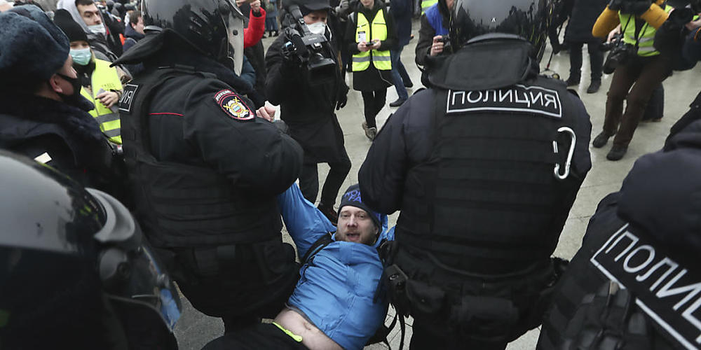 dpatopbilder - Die Polizei trägt einen Mann weg während eines Protestes in Moskau gegen die Inhaftierung des Oppositionsführers Nawalny. Foto: Uncredited/AP/dpa