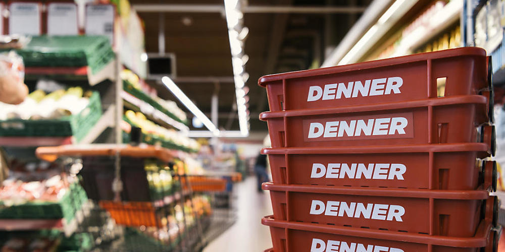 Die Wägeli und Körbe waren bei Denner 2020 besonders voll - obwohl weniger Leute einkauften, steigerte das Unternehmen seinen Umsatz um 15,7 Prozent. (Symbolbild)