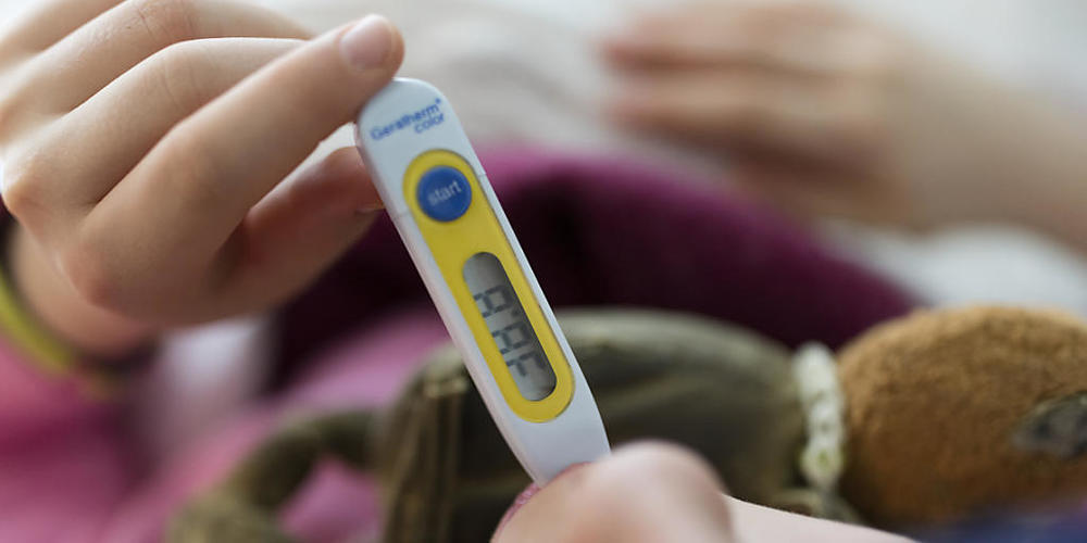 Grippe findet bisher nicht statt: Mädchen beim Fiebermessen. (Archivbild)