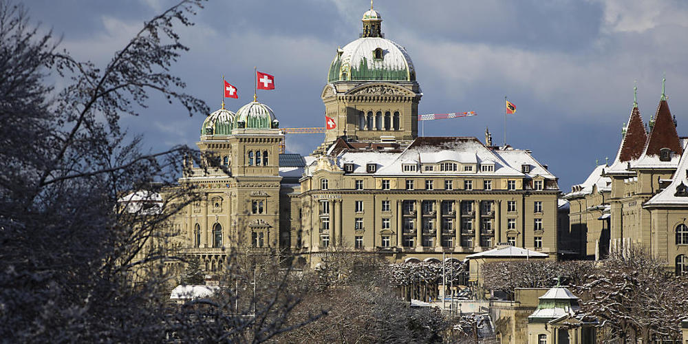 Der Zutritt zum Bundeshaus wird weiter eingeschränkt. Damit will die Verwaltungsdelegation der Bundesversammlung die Durchführung der Frühjahrssesion vom März ermöglichen. (Archivbild)