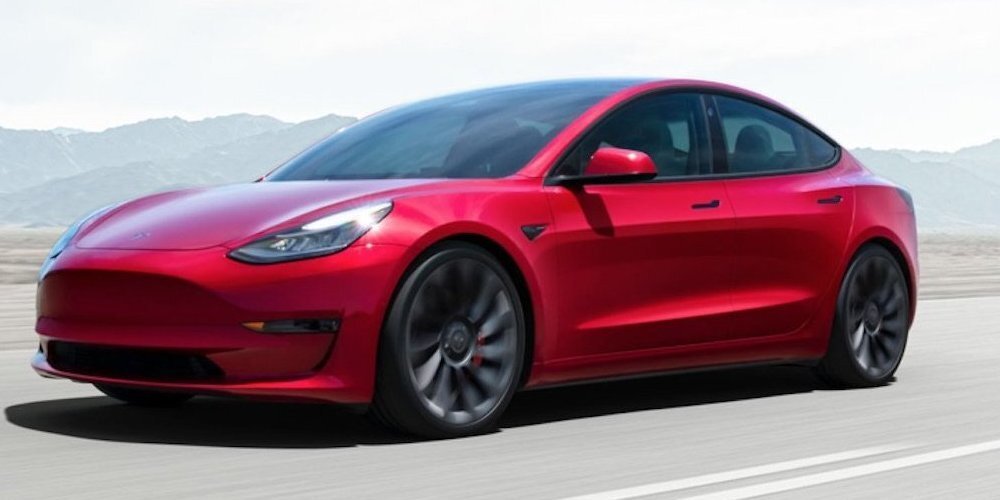 Dem Angeklagten wird vorgeworfen, mit dem Geld seiner Frau unter anderem einen Tesla für 99'000 Euro gekauft zu haben.