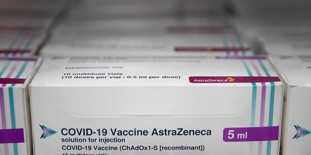 ARCHIV - Ampullen mit dem Corona-Impfstoff des Herstellers AstraZeneca stehen in kleine Kartons verpackt in einem Kühlschrank. Foto: Andrew Matthews/PA Wire/dpa