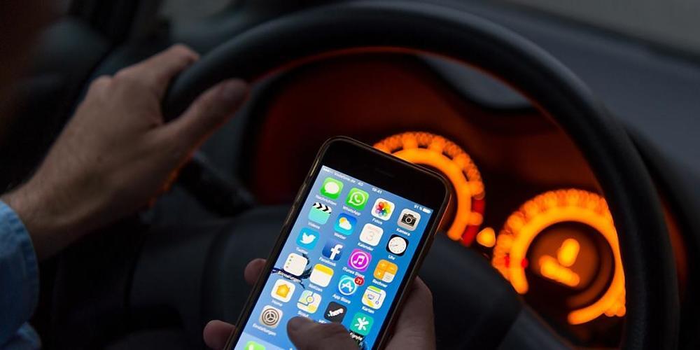 Gemäss der Beratungsstelle für Unfallverhütung (BFU) ist im Auto rund jede dritte Person abgelenkt. (Symbolbild)