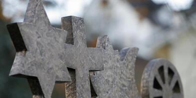 Die Symbole der fünf Weltreligionen: Das Judentum vertreten in der Schweiz 0,2 Prozent der Bevölkerung, das Christentum etwa 63 Prozent, der Hinduismus 0,6, der Islam 5,5 und der Buddhismus 0,5 Prozent. 29 Prozent fühlen sich keiner Religion zugeh...