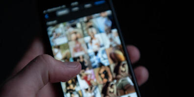 ARCHIV - Pornografische Bilder zu sehen auf einem Smartphone. Foto: Silas Stein/dpa