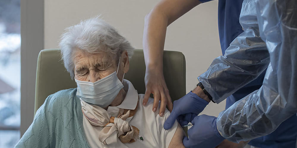 Im Tessin können sich ältere Menschen, die nicht mehr mobil sind, ganz in ihrer Nähe impfen lassen.