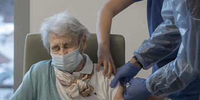 Im Tessin können sich ältere Menschen, die nicht mehr mobil sind, ganz in ihrer Nähe impfen lassen.