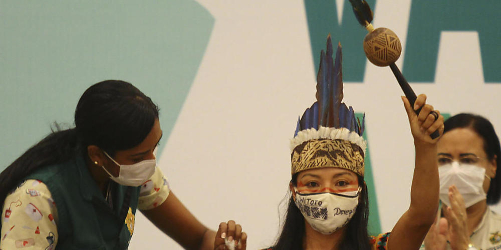 Die in traditioneller Kleidung gekleidete Gesundheitsmitarbeiterin Vanda Ortega von der indigenen Gruppe der Witoto wird geimpft. Foto: Edmar Barros/AP/dpa