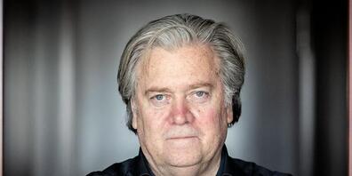 ARCHIV - Steve Bannon, ehemaliger Berater des US-Präsidenten und US-amerikanischer Publizist, steht am Rande eines Interviews mit der Deutschen Presse-Agentur dpa in einem Türrahmen. Foto: Kay Nietfeld/dpa
