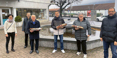 Kleine Feier auf dem Kreuzplatz: René Brun, Joel Zysset und Emerita Bottari-Lüthi werden von den  Vorstandsmitgliedern Livia Casutt und Diego Büchel (links) sowie Präsident Andreas Thöny willkommen  geheissen. 