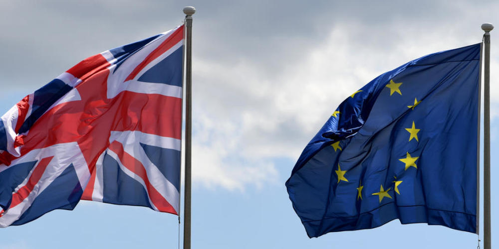 ARCHIV - Die Flaggen Großbritannien und der Europäischen Union wehen bei der Ankunft des britischen Prinz Charles und Herzogin Camilla dem militärischen Teil des Flughafen Tegel im Wind. Foto: Monika Skolimowska/dpa-Zentralbild/dpa