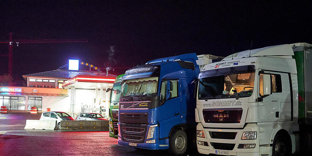 Für gewisse Lastwagen wird die Schwerverkehrsabgabe ab Juli 2021 teurer. (Symbolbild)