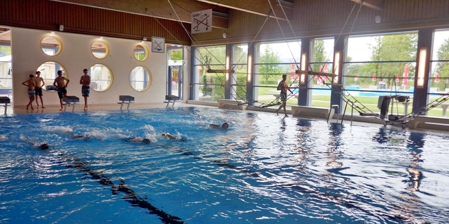 Das Hallenbad Schmerikon informiert über die Festtagsöffnungszeiten und sucht gleichzeitig zwei neue Mitarbeitende.