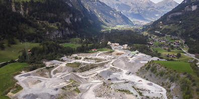 Der Steinbruch Mitholz oberhalb des Blausees. Hier wurden mutmasslich nicht nur giftiger Altschotter und Bahnschwellen gelagert, sondern auch andere verschmutzte Materialien deponiert. (Archivbild)