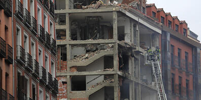 Feuerwehrleute arbeiten an dem beschädigten Gebäude in der Toledo Straße in Madrid. Foto: Manu Fernandez/AP/dpa