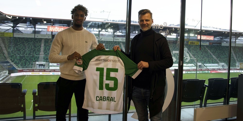 Cabral mit Sportchef Alain Sutter nach der Vertragsunterzeichnung. Bild: PD
