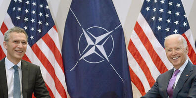 ARCHIV - Nato-Generalsekretär Jens Stoltenberg (l) und der damalige US-Vizepräsident Joe Biden bei einem Treffen im Februar 2015. Foto: picture alliance / dpa