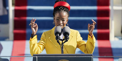 Die amerikanische Dichterin Amanda Gorman trägt bei Joe Bidens Amtseinführung ein selbst verfasstes Gedicht vor. Foto: Patrick Semansky/AP Pool/dpa