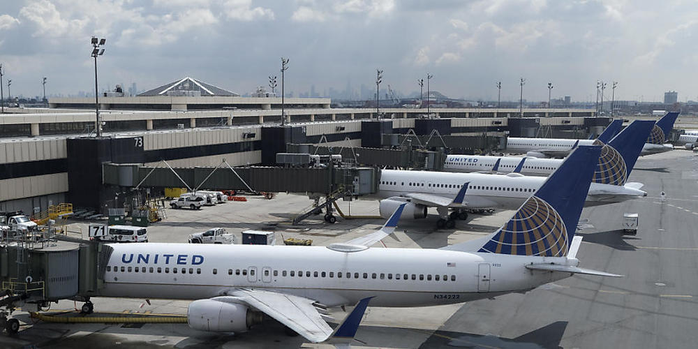 Aufgrund der Coronavirus-Pandemie hat die amerikanische Fluggesellschaft United Airlines einen Mega-Verlust erlitten. (Archivbild)