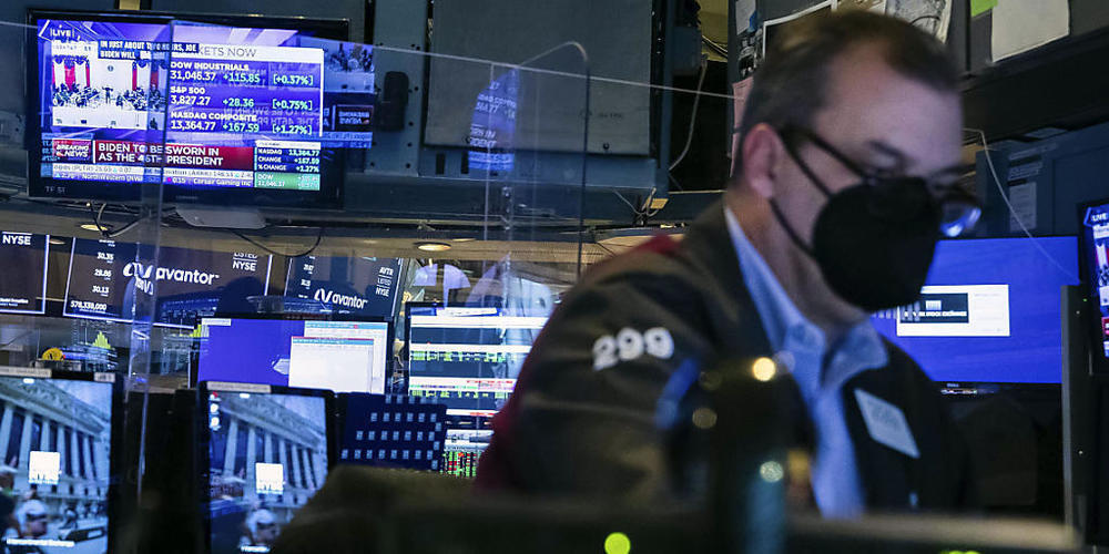 Auf diesem von der New York Stock Exchange zur Verfügung gestellten Foto arbeitet ein Händler in einer Kabine auf dem Handelsparkett. Foto: Colin Ziemer/New York Stock Exchange/dpa