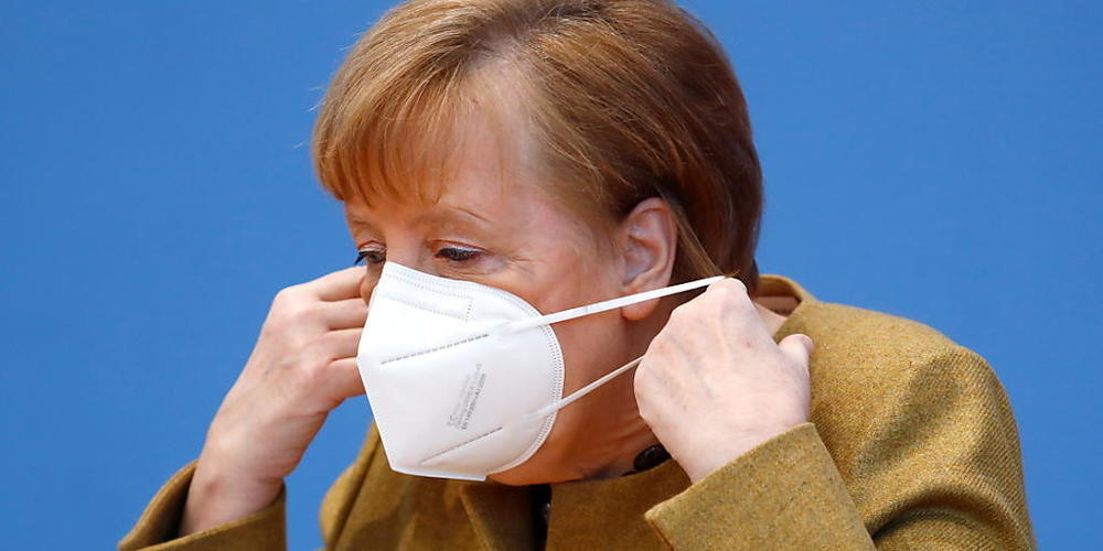 Bundeskanzlerin Angela Merkel (CDU) kommt mit einer Schutzmaske zu einer Pressekonferenz zur aktuellen Lage im Haus der Bundespressekonferenz. Foto: Fabrizio Bensch/Reuters/Pool/dpa