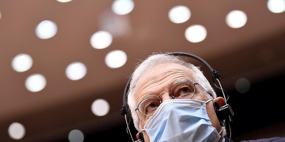 Josep Borrell, EU-Außenbeauftragter, richtet seine Kopfhörer, bevor er bei einer Sitzung des Europäischen Parlamentes über die Verhaftung von Kreml-Kritiker Nawalny in Russland spricht. Foto: John Thys/AFP Pool/AP/dpa