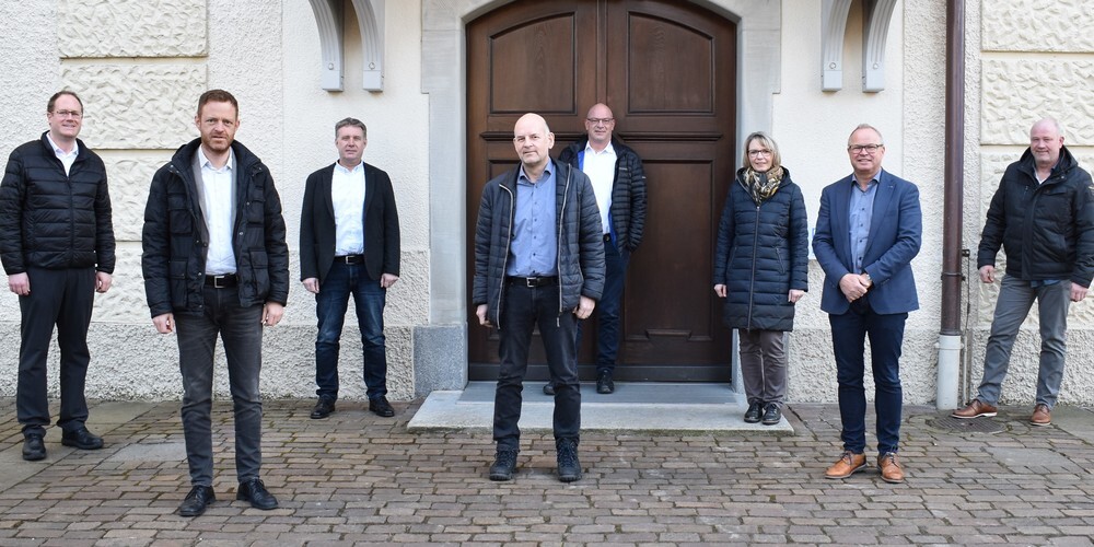 v.l.n.r. Ratsschreiber Philipp Scheuble, Gemeinderat Dominic Graber, Gemeinderat Pascal Benz, Gemeinderat Jürg Bruhin, Gemeindepräsident Rolf Huber, Gemeinderätin Elvira Büchel, Gemeinderat Roman Ammann, Gemeinderat Markus Steiger (Bild: gk)