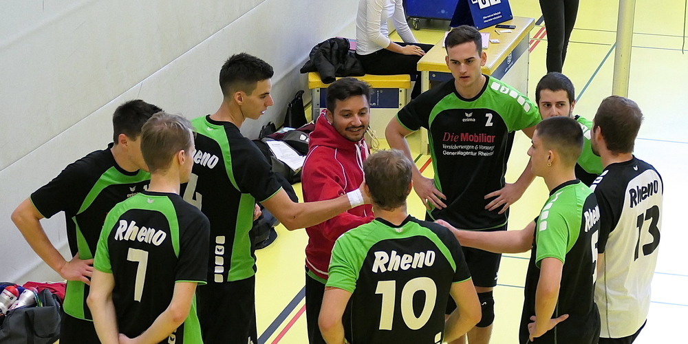 Taktikbesprechung von Rheno Volley mit Trainer und Präsident Louis Rupf (rote Jacke)